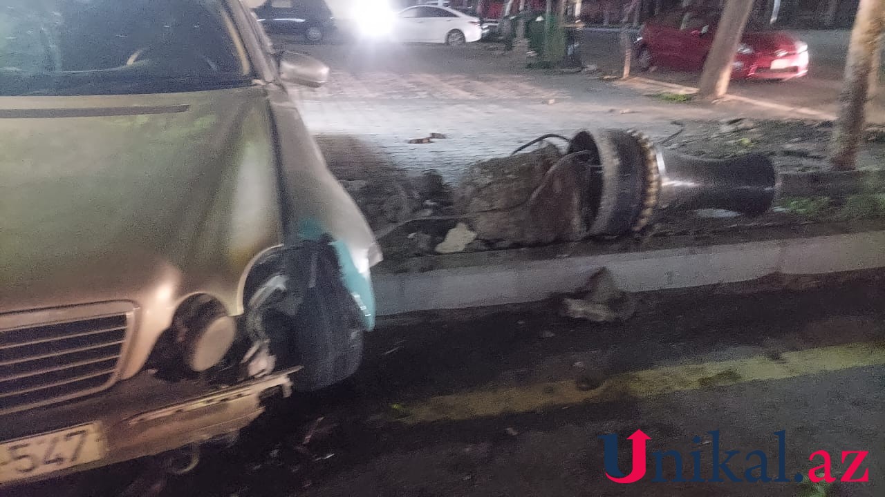 Gəncədə avtomobil işıq dirəyinə çırpıldı - FOTOLAR